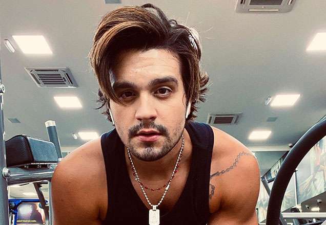 Luan Santana Posa Sem Camisa E Dobrinha Chama Atenção Sbt Tv Sbt Tv 0673