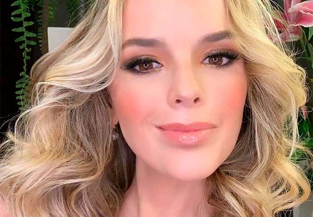 Thaeme aposta em look neon de paetê e arrasa
