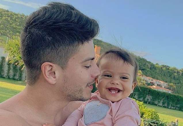Arthur Aguiar flagra Sophia falando o próprio nome e encanta web