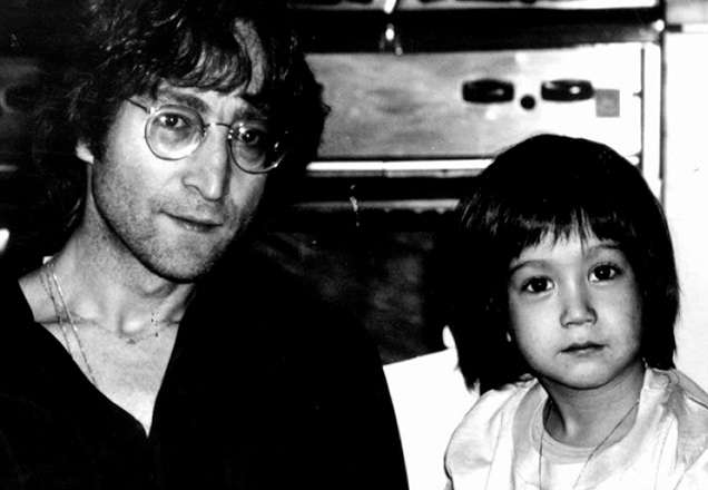 Áudio raríssimo mostra John Lennon cantando clássico dos Beatles ao lado de seu filho e encanta