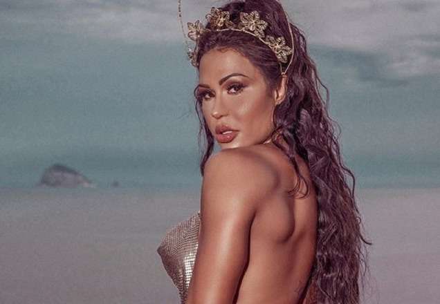 Gracyanne Barbosa ousa em clique e lamenta fim do Carnaval