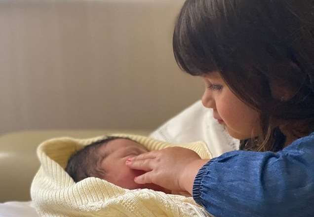 Momento ternura: filha do sertanejo Cristiano conhece o irmão; vídeo