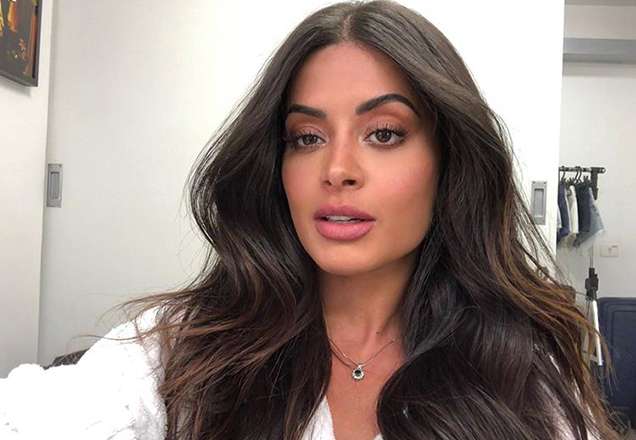 Aline Riscado sensualiza ao deixar bumbum à mostra em foto de biquíni