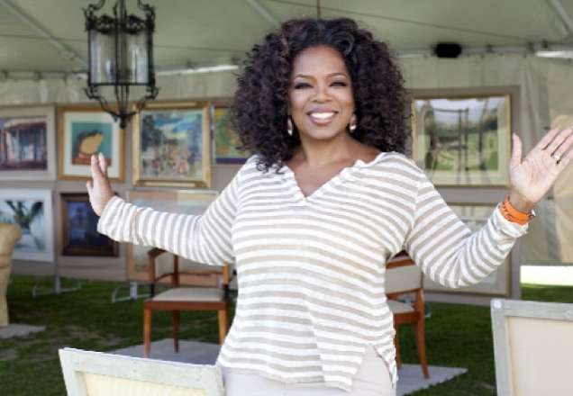 Desceu do salto: Oprah Winfrey cai em palestra e usa bolsa de gelo com valor impressionante