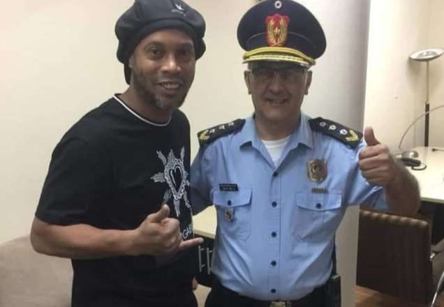 Em meio a polêmica, Ronaldinho Gaúcho posa para foto com policial