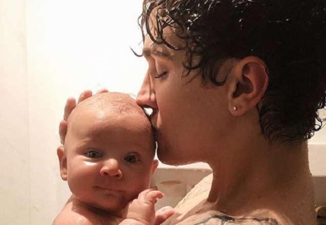 Christian Figueiredo tatua o rosto do filho e resultado surpreende