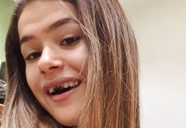 A atriz Maisa aparece com os dois dentes superiores sujos