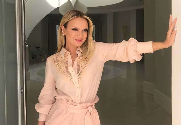Belíssima! Eliana aposta em look all black e exibe boa forma