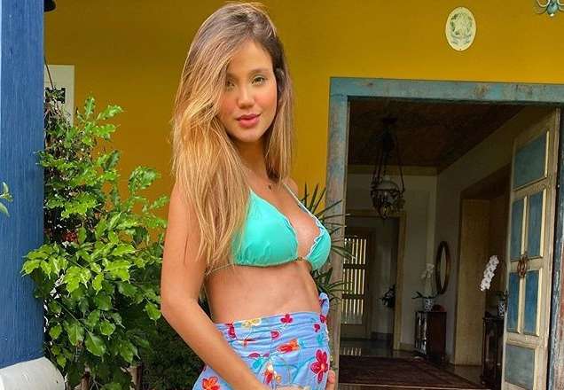 Grávida, Biah Rodrigues exibe barriguinha malhada