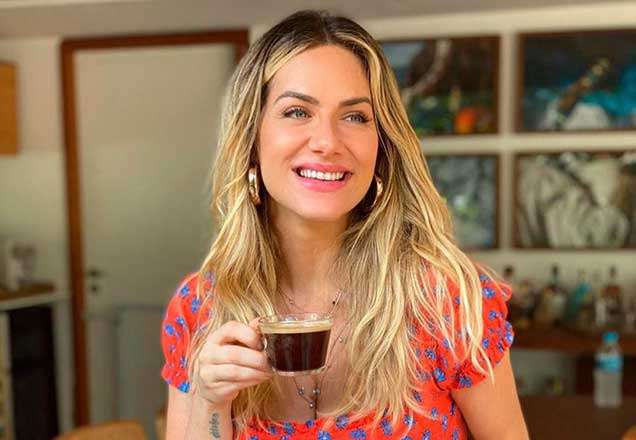 Giovanna Ewbank aposta em tubinho marrom com sapato quadrado