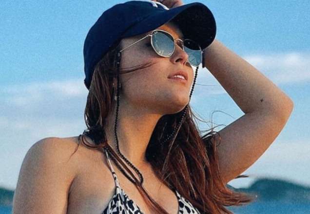 Larissa Manoela em foto na praia (Reprodução/Instagram)