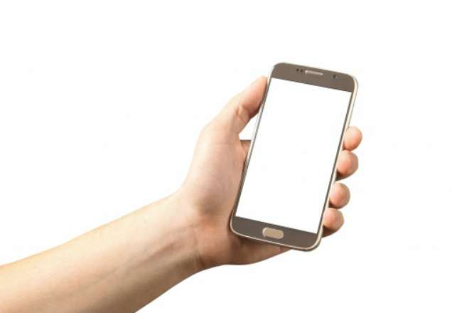 Celular pode ser um meio de transmissão do coronavírus? Virologista tira dúvida