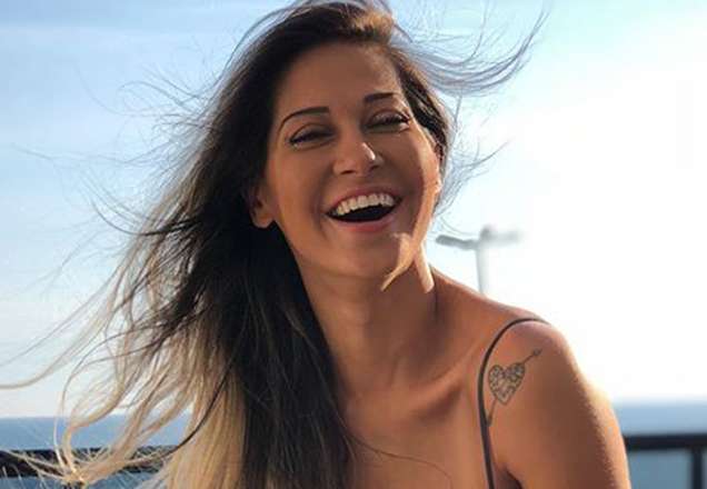 Mayra Cardi posa ao lado da filha e declara estar com suspeita de Coronavírus