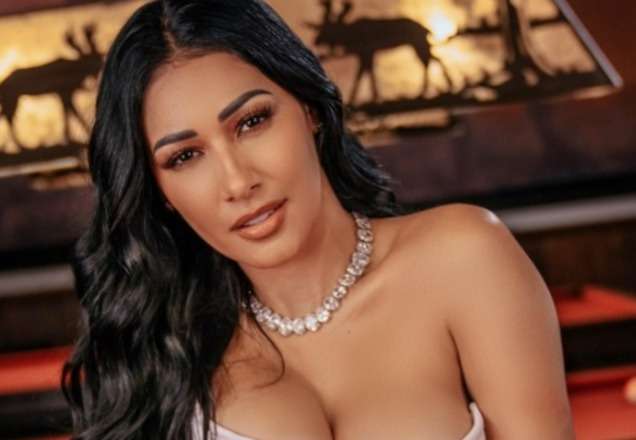 Simaria, da dupla com Simone, surge de lingerie e corpão impressiona