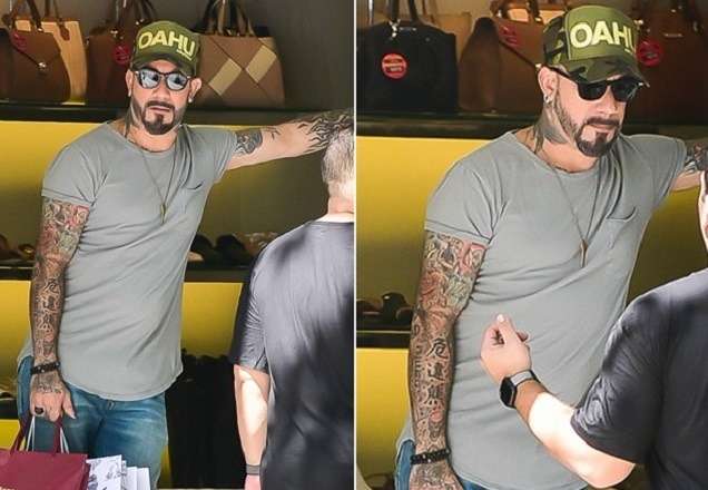 Após adiamento de show por coronavírus, integrante do Backstreet Boys faz compras em SP