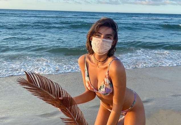 Atriz curte praia do Rio de Janeiro usando máscara