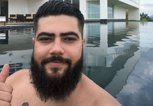 Henrique, da dupla com Juliano, brinca ao procurar álcool gel em bebidas alcoólicas