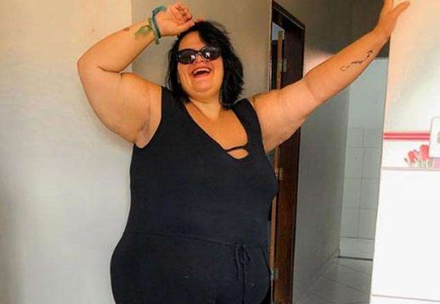 Bailarina plus size de Anitta anuncia nascimento da filha