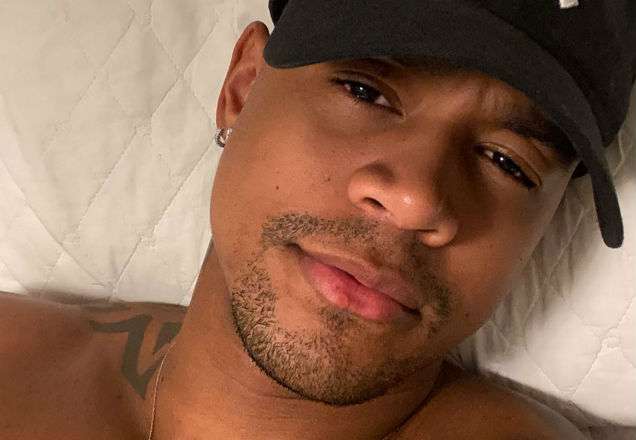 Léo Santana aparece em vídeo com inseto inusitado na mão