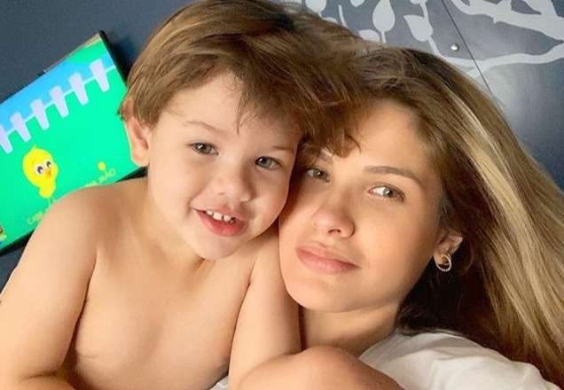 Vídeo: Andressa Suita flagra filho escondido com álcool em gel