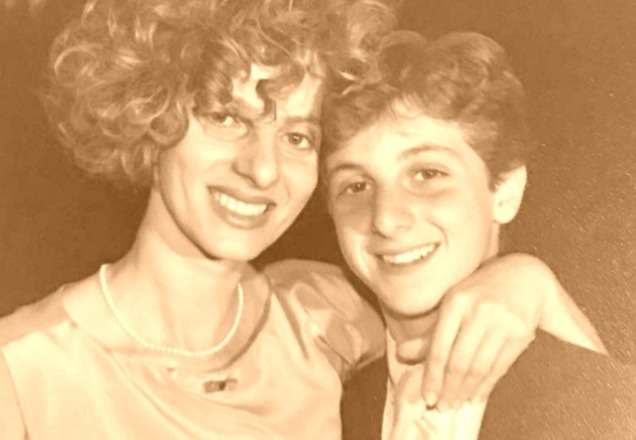 Luciano Huck homenageia mãe e internet a compara com figura importante da história