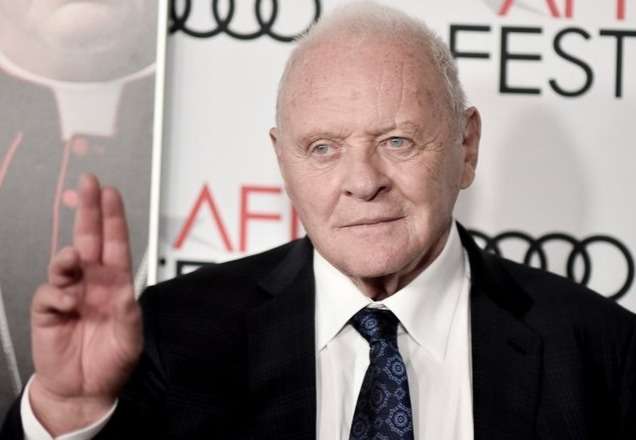 Sozinho em quarentena, Anthony Hopkins toca piano para o gato