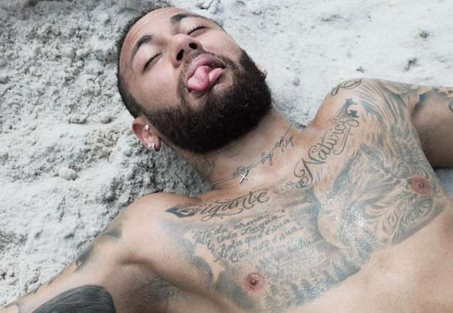 Durante quarentena, Neymar mostra treino pesado na areia