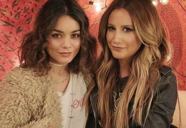 Fãs de High School Musical se divertem com encontro inusitado na web