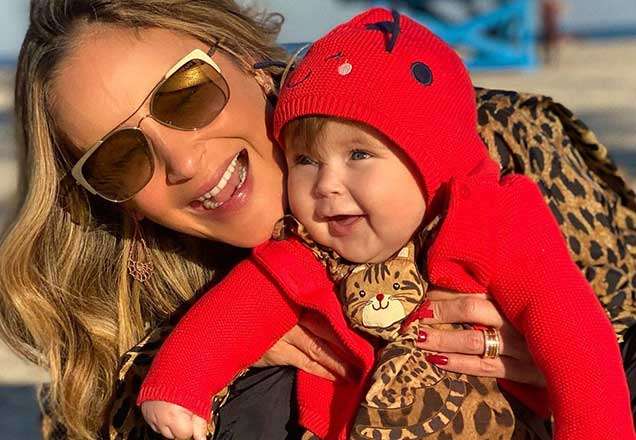 Claudia Leitte encanta internautas ao mostrar sua filha aprendendo a bater palmas