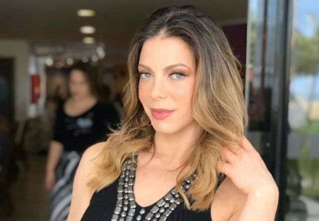 Em meio ao surto de coronavírus , Sheila Mello posa curtindo piscina e dispara: "Não venham julgar essa minha felicidade"