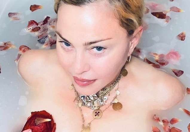 Dentro de banheira, Madonna diz que Covid-19 iguala ricos e pobres