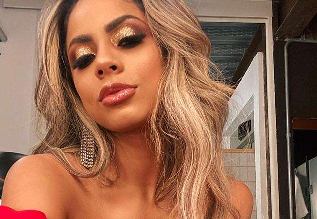 Lexa aparece de look militar com barriga à mostra e arranca suspiros dos internautas