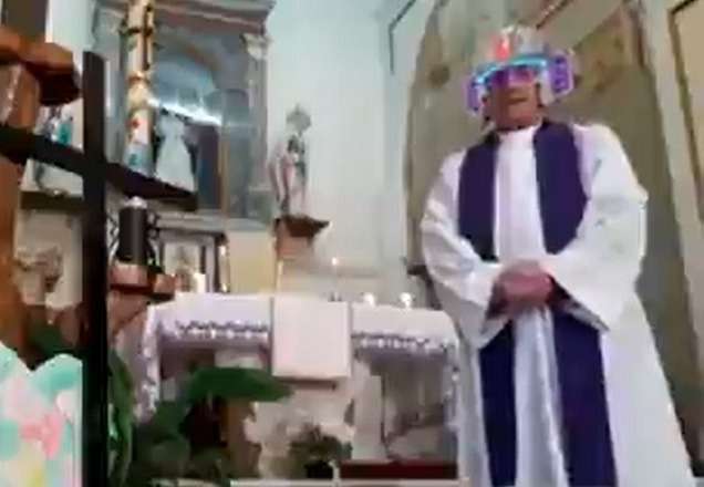 Padre se engana e transmite missa com figurinhas no rosto