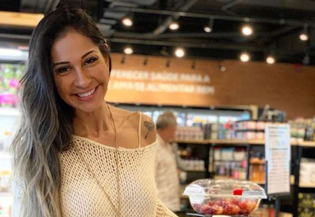 Mayra Cardi posa com vassoura e internet dispara: "Rico quando pega vassoura tira foto"