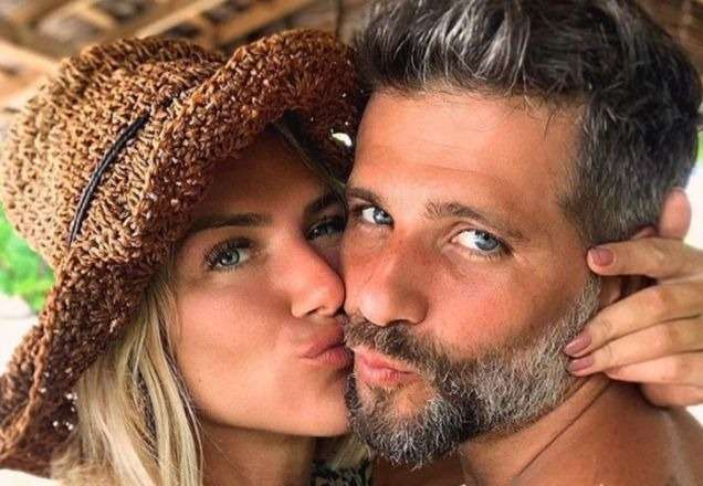 Giovanna Ewbank posa com Bruno Gagliasso e exibe barriga enorme