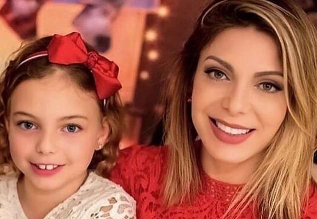 Sheila Mello comemora 7 anos da filha: "Sempre lambendo, cuidando"