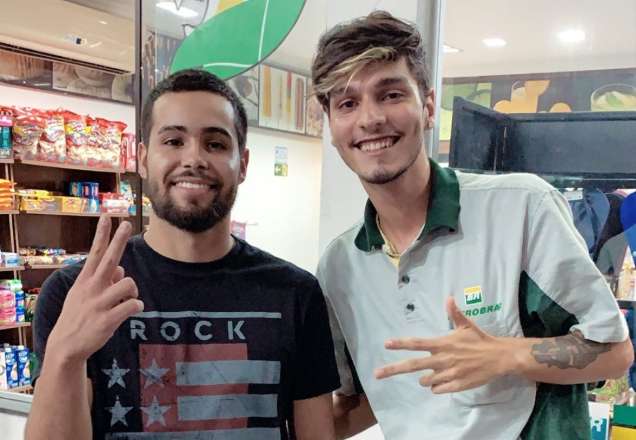 Após ser cobrado na web, Jerry Smith volta em posto de gasolina para pagar por carvão