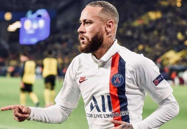 Só de shortinho rosa, Neymar surge jogando futevôlei na areia