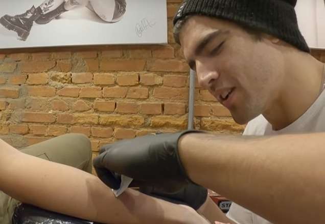 Nova profissão? Caio Castro ataca de tatuador e mostra talento