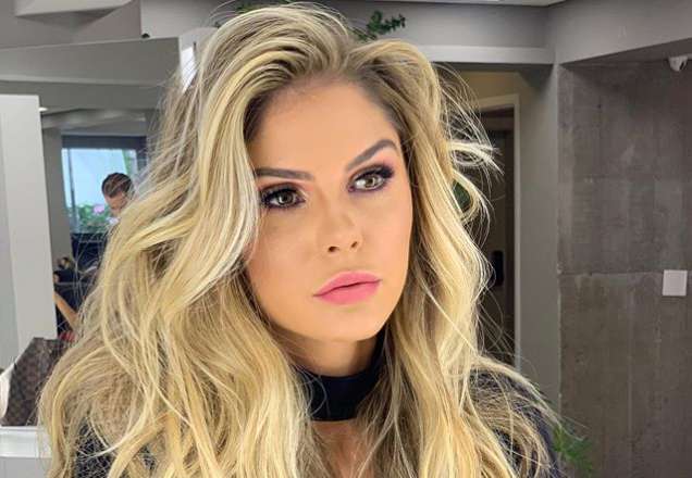 Bárbara Evans mostra closet de luxo cheio de bolsas de grife