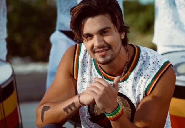 Luan Santana aparece sem camisa em fotos e físico impressiona
