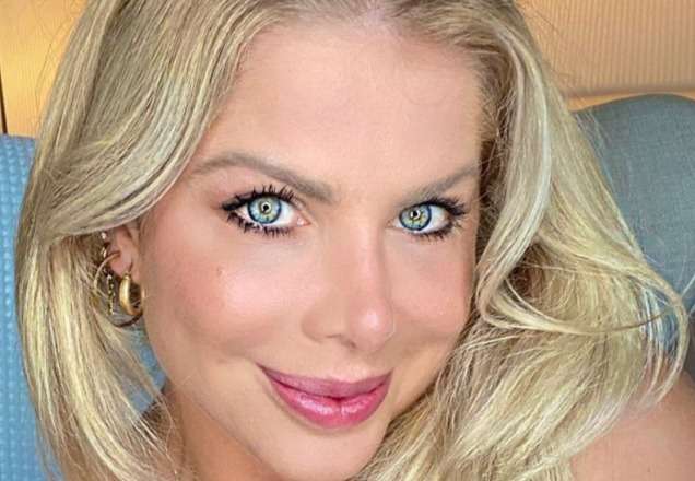 Karina Bacchi usa quarentena para aproveitar dia de sol na piscina