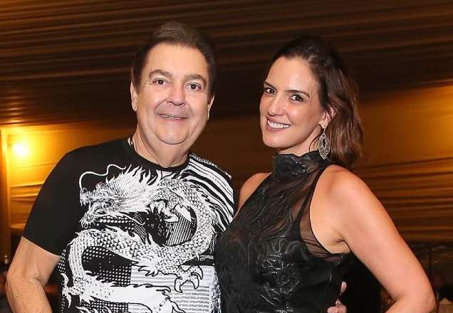 Faustão aparece em momento íntimo ninando cachorrinho