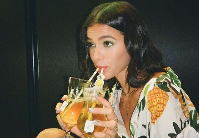 Bru Marquezine curte live de Marília Mendonça e fãs questionam indiretas