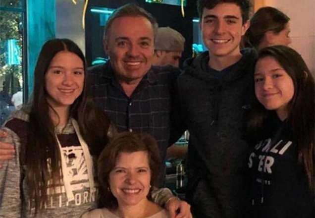 Filhos de Gugu fazem homenagem emocionante ao pai que faria 61 anos