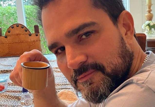 Luciano Camargo surge lavando louça: "Ainda não quebrei nada"