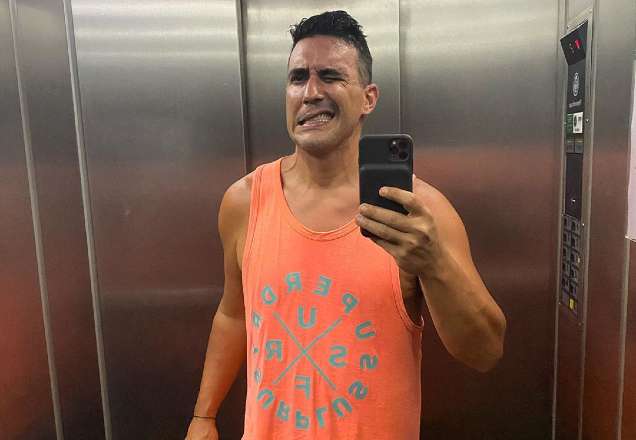 André Marques quebra quarentena e é visto em bar com amigos