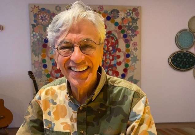 Caetano Veloso detona presente dado por Preta Gil
