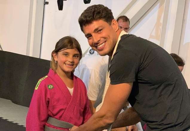 Cauã Reymond revela como divide a guarda da filha com Grazi Massafera