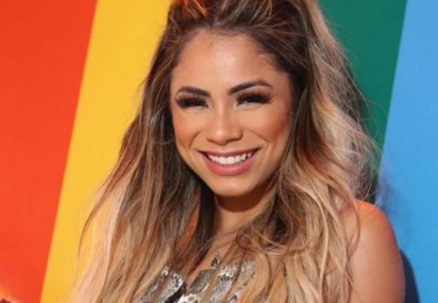 Cantora Lexa surge de pijama decotado nas redes sociais e arranca suspiros